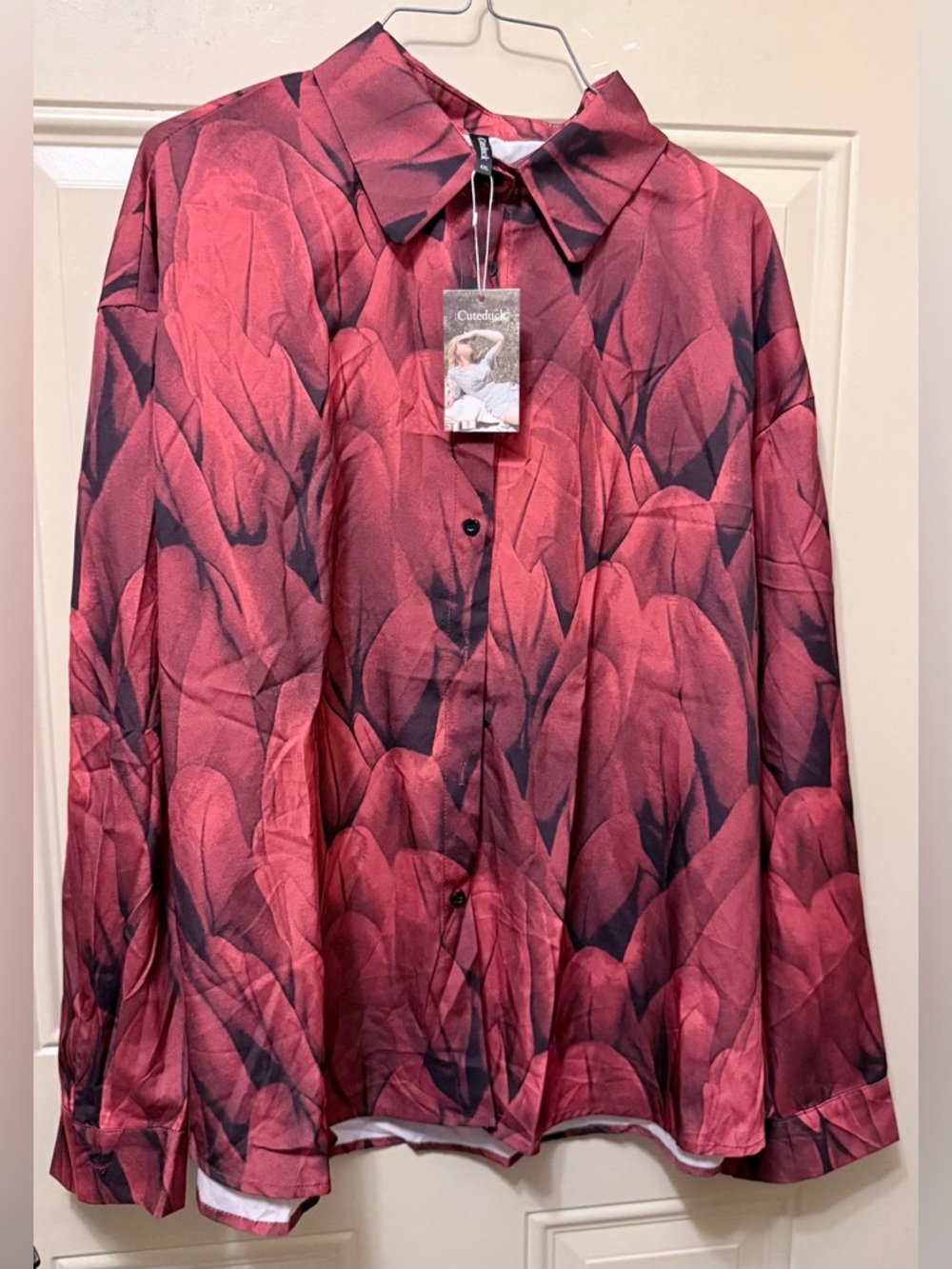 Cuteduck Button Up Long Sleeved Blouse in a Red and Black Floral Print Size 4XL